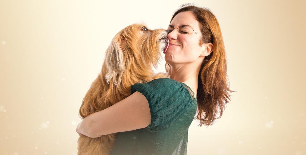 El beso a la mascota, un acto de afecto que puede poner en peligro la salud