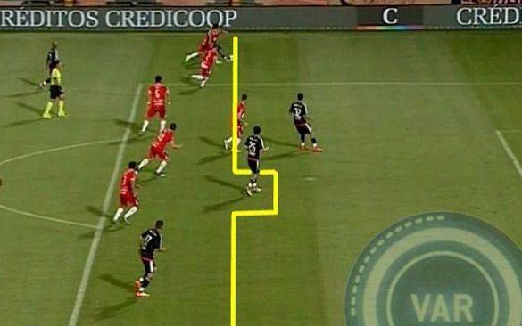 River abrió el partido con un gol en offside y enseguida aparecieron los memes