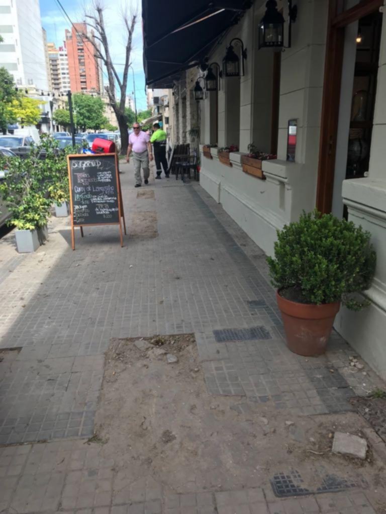 Hicieron una obra y no la terminaron en pleno centro