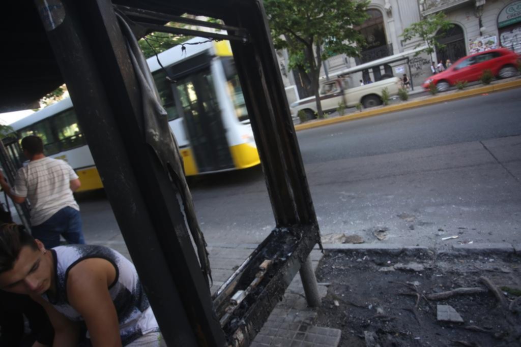 El vandalismo no frena en La Plata y por la madrugada tiene su versión más violenta