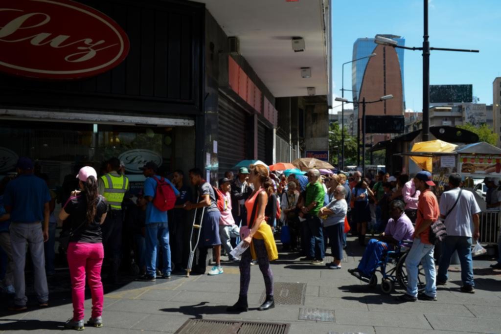 Maduro lanza una masiva inspección a comercios para “combatir la especulación”