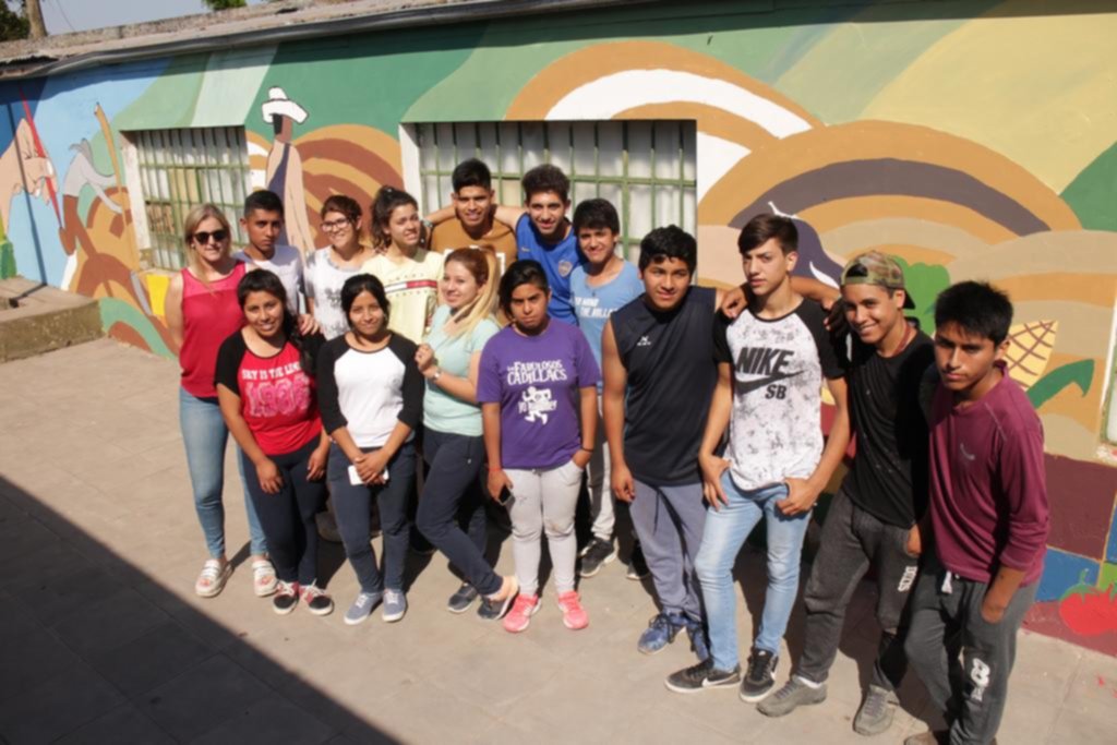 Cruzada solidaria de alumnos de una escuela de Los Hornos para ayudar a otros chicos de Jujuy