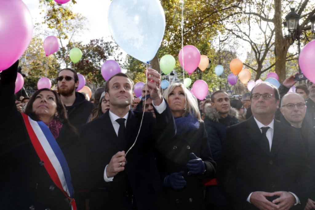 Francia homenajeó a los 130 muertos en los ataques de París