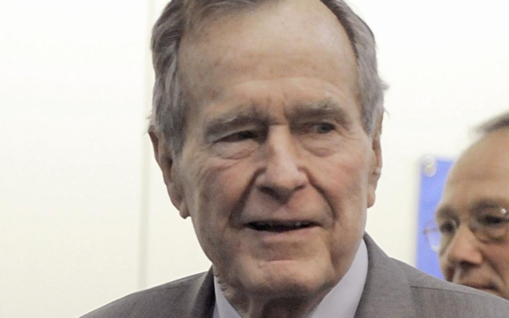 Bush padre se disculpó con otra mujer que lo acusó de haberla manoseado en 2003