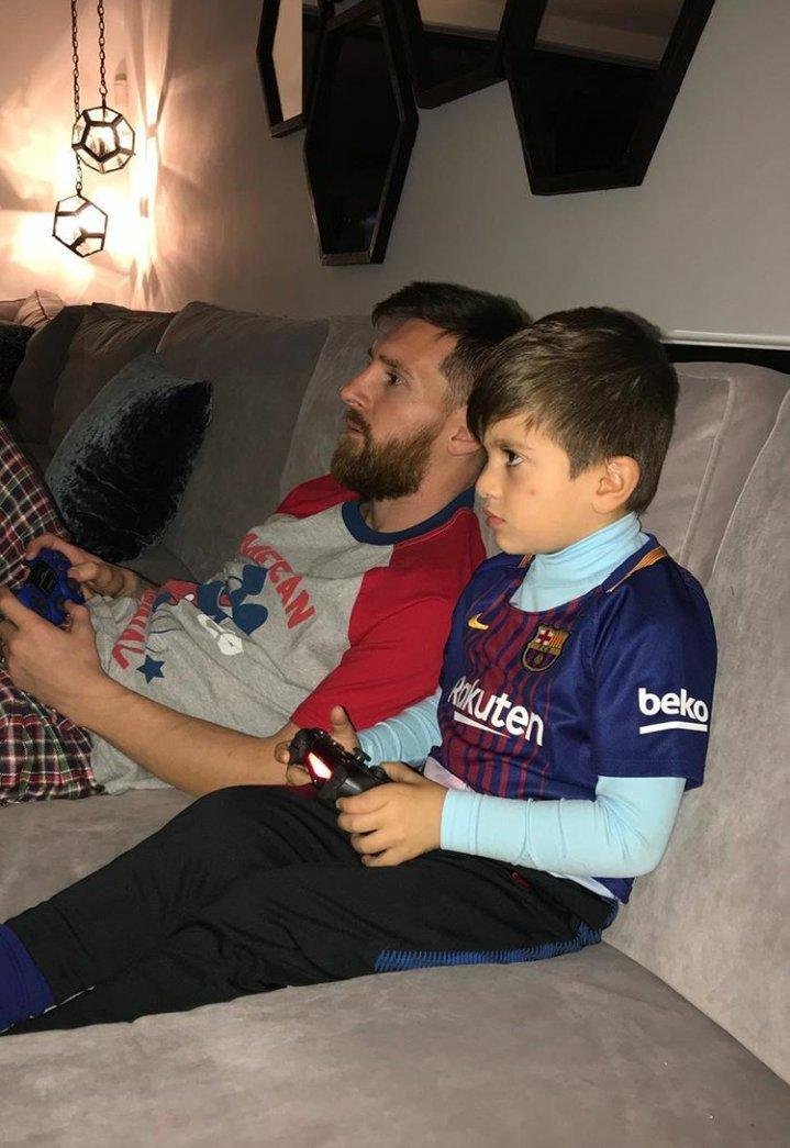 Leo aprovechó su vuelta a casa para jugar a la Play con su hijo mayor Thiago