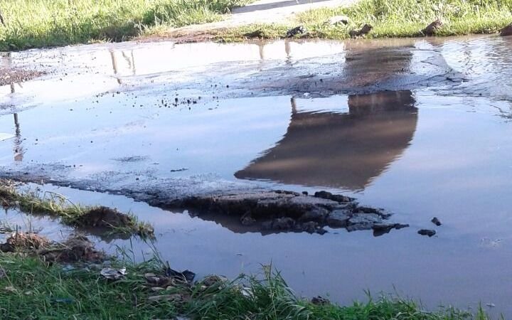  Pérdida de agua y pavimento roto en 30, 78 y 79