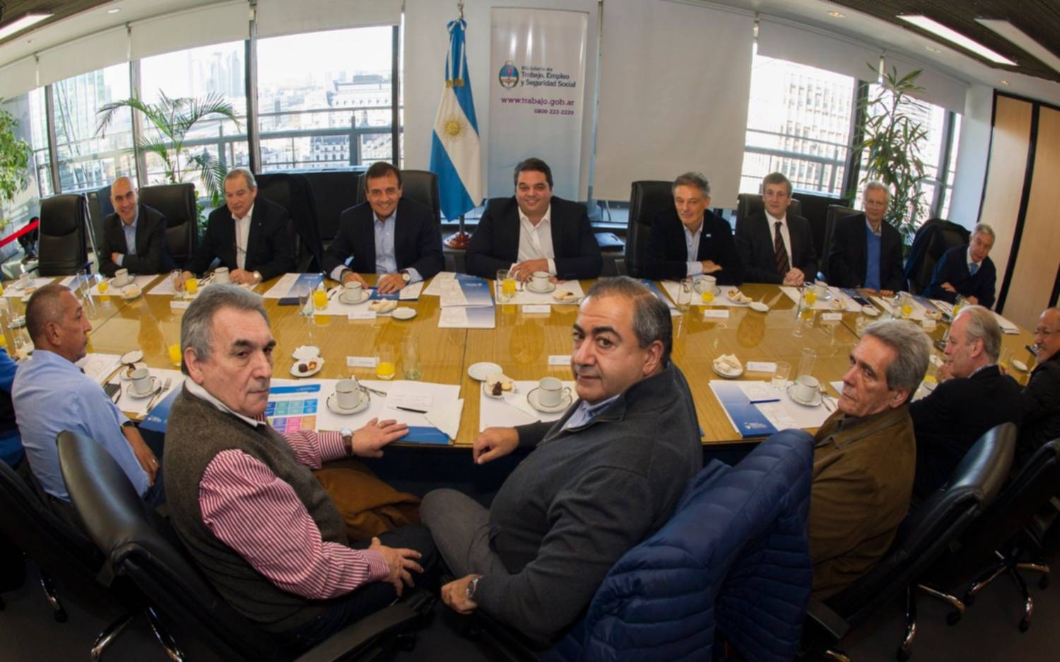 Triaca sostuvo que agotará todas las instancias para consensuar la reforma laboral con la CGT
