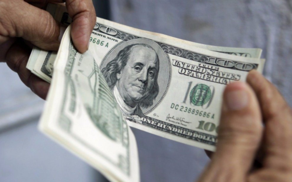 Con una amplia oferta, el dólar cerró a $ 17,75 para la venta al público 