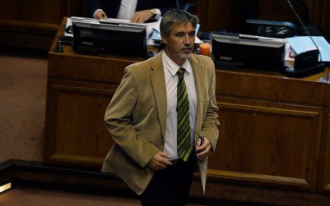 Apuñalaron a un senador chileno mientras realizaba actividades de campaña