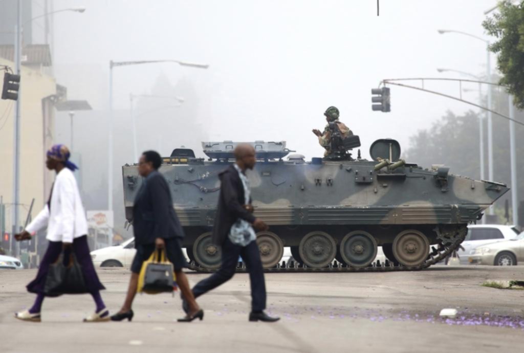 El ejército toma el control de Zimbabwe y pone bajo arresto a su máximo líder