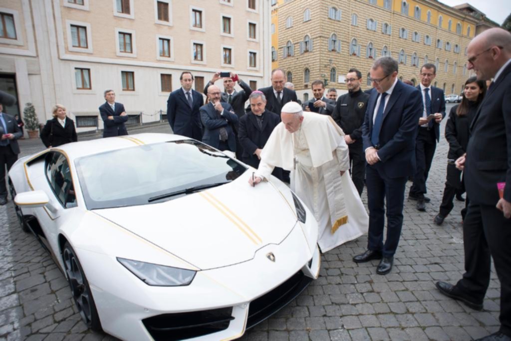 Al Papa le regalaron un Lamborghini y lo rematará para realizar obras de caridad