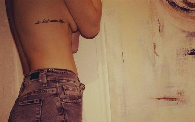 Una actriz famosa de la TV mostró sus curvas y su tatuaje