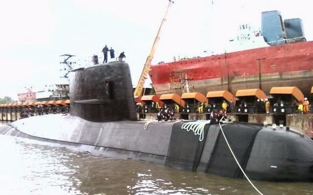 "Es un momento dramático, estamos desesperados", dijo el padre de una de los tripulantes del submarino