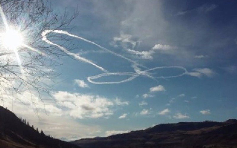 Un avión de la Armada de EE.UU dibujó una figura 'especial' en el cielo