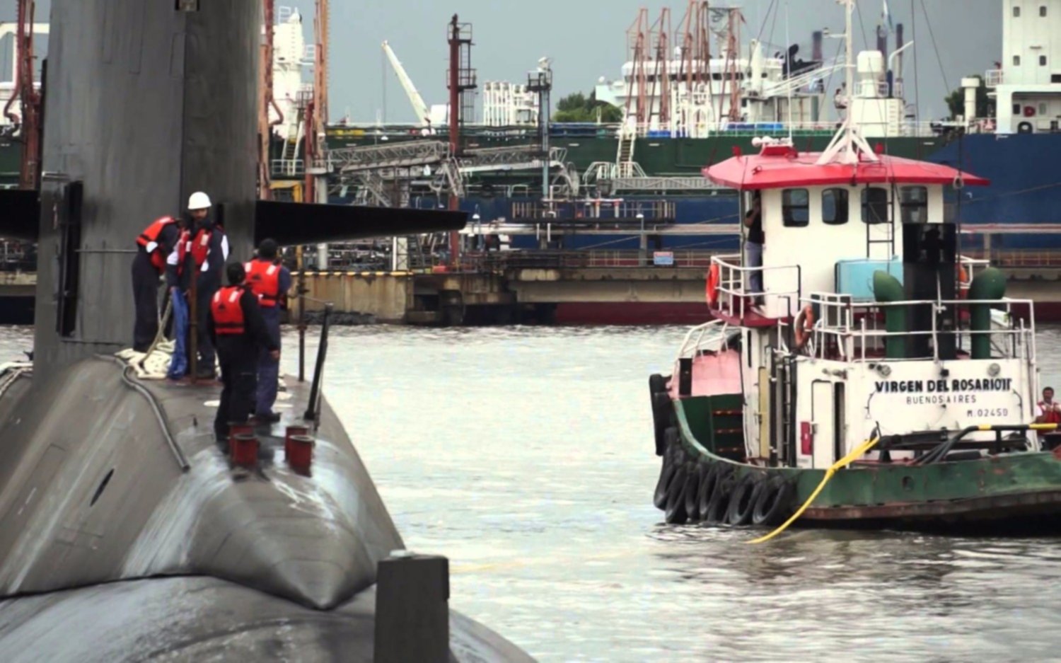 Familiares de tripulantes del ARA "San Juan" esperan información en Base Naval Mar del Plata