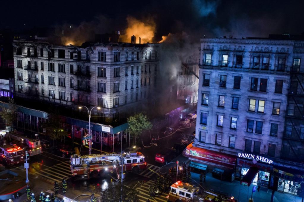Un gigantesco incendio en un edificio de Harlem tuvo en vilo a Nueva York