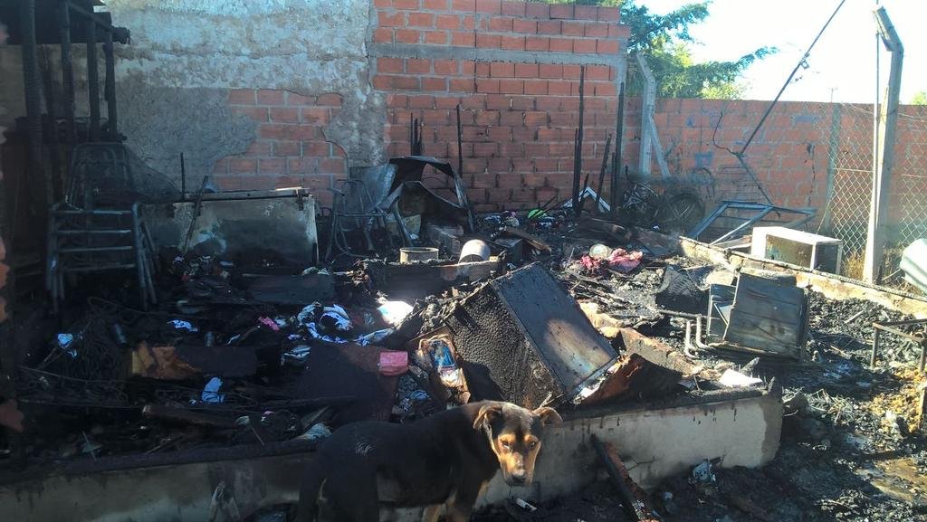 Una familia se quedó en la calle al arder su casa de Los Hornos