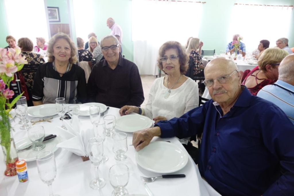 Emotivo festejo de abuelos en Villa Argüello