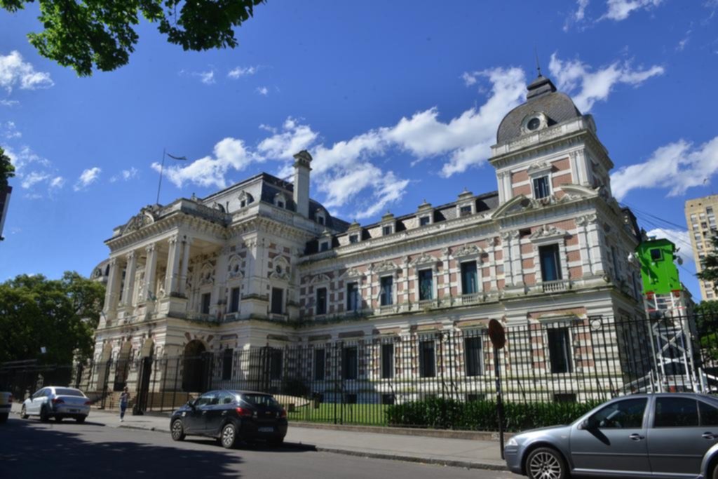La Casa de Gobierno bonaerense con el estilo neo renacentista de un belga