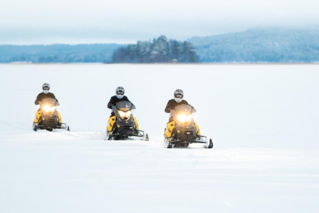 En motonieve sobre el hielo de los lagos de Carelia, de la República de Rusia