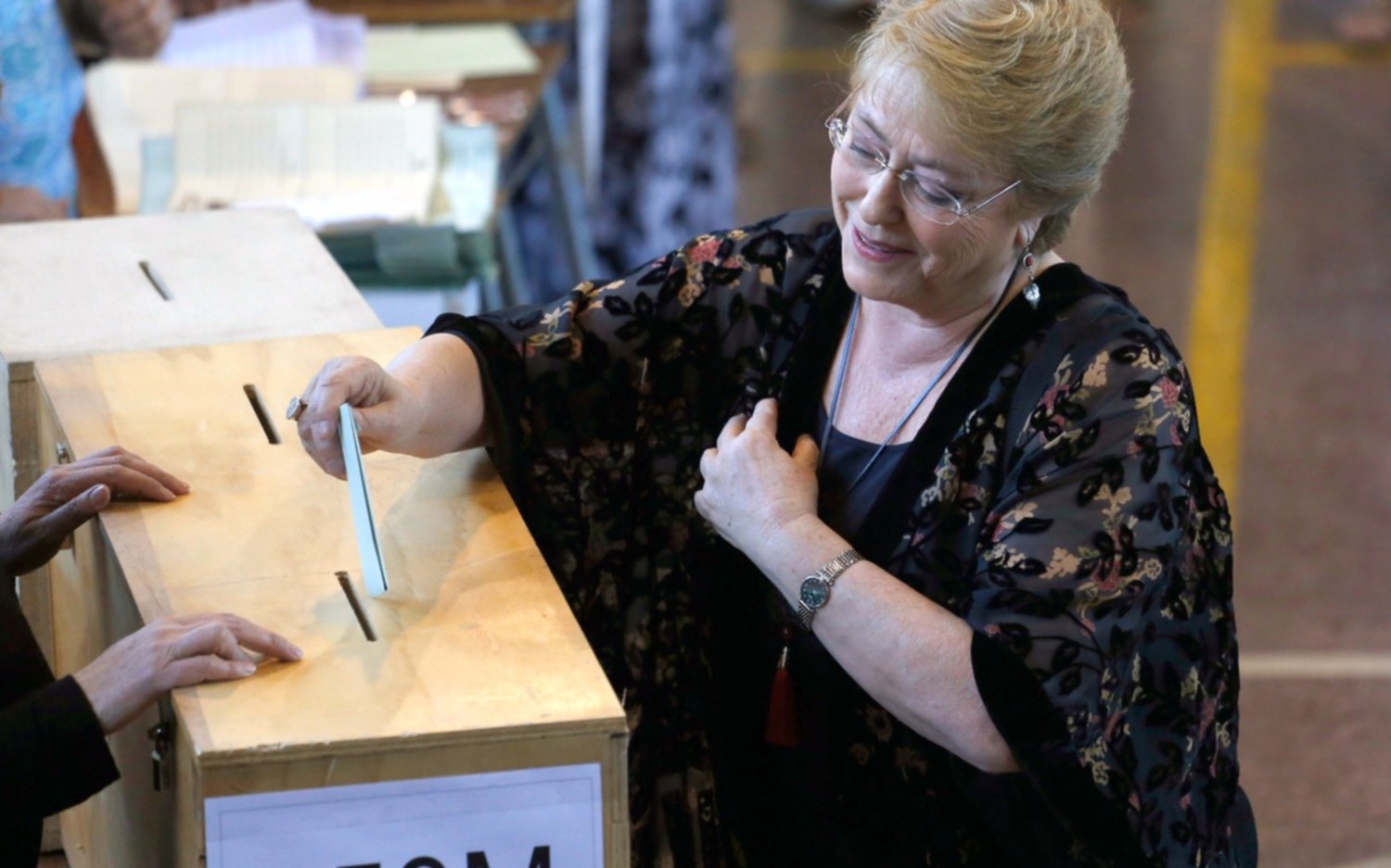 Chile elige presidente: Votaron Bachelet y Piñera y ante la floja participación de votantes pidieron más presencia ciudadana en las urnas