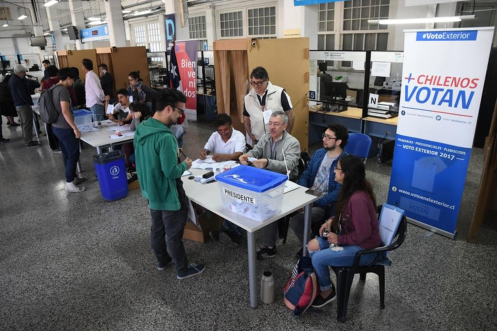 Entusiasmo y largas colas en la votación de residentes chilenos en la Argentina