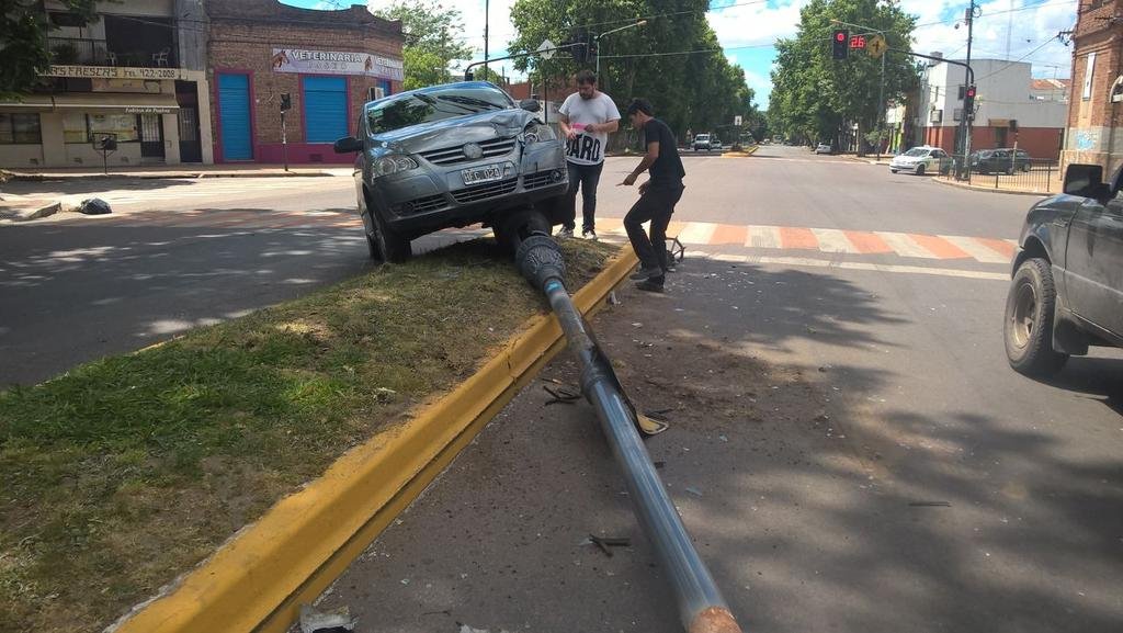Un auto derribó una columna de alumbrado en barrio Hipódromo