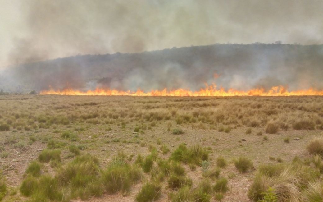 Córdoba: continúa activo el incendio forestal en el Valle de Traslasierra