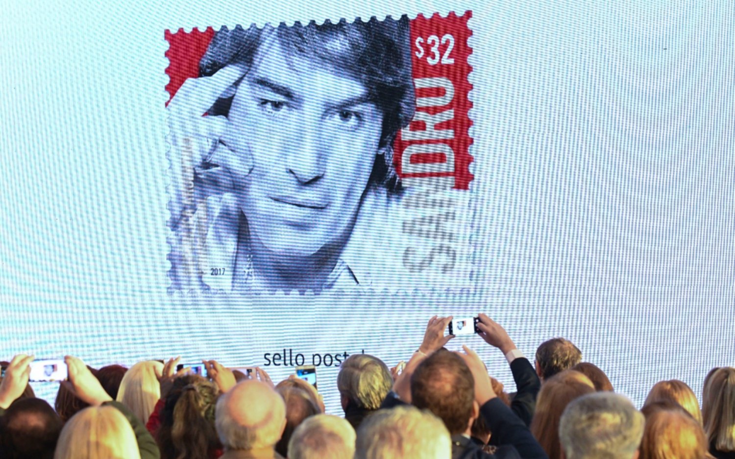 Lanzan un sello postal en homenaje a Sandro con su nombre y rostro