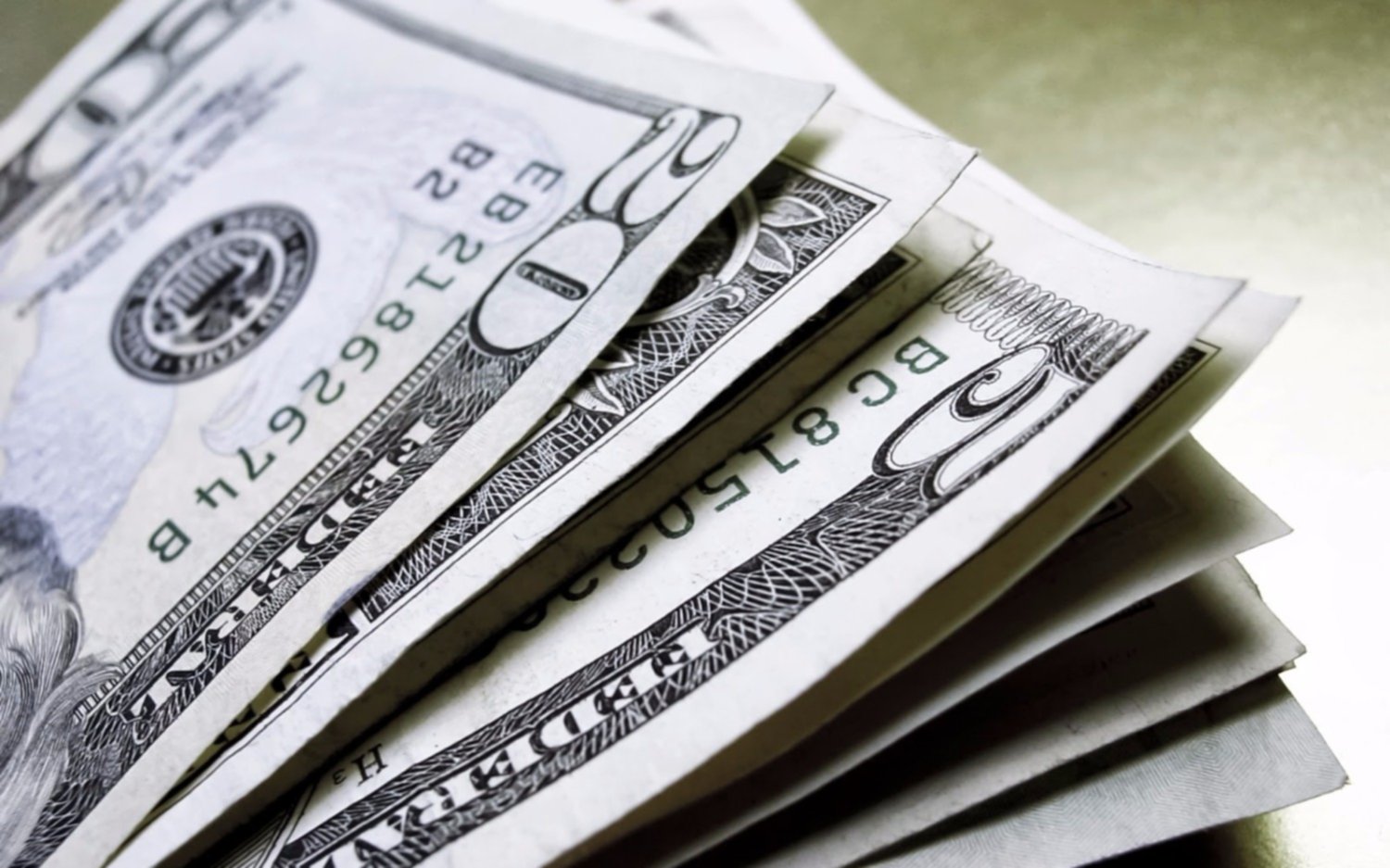 El dólar minorista avanzó un centavo y cerró en $ 17,78