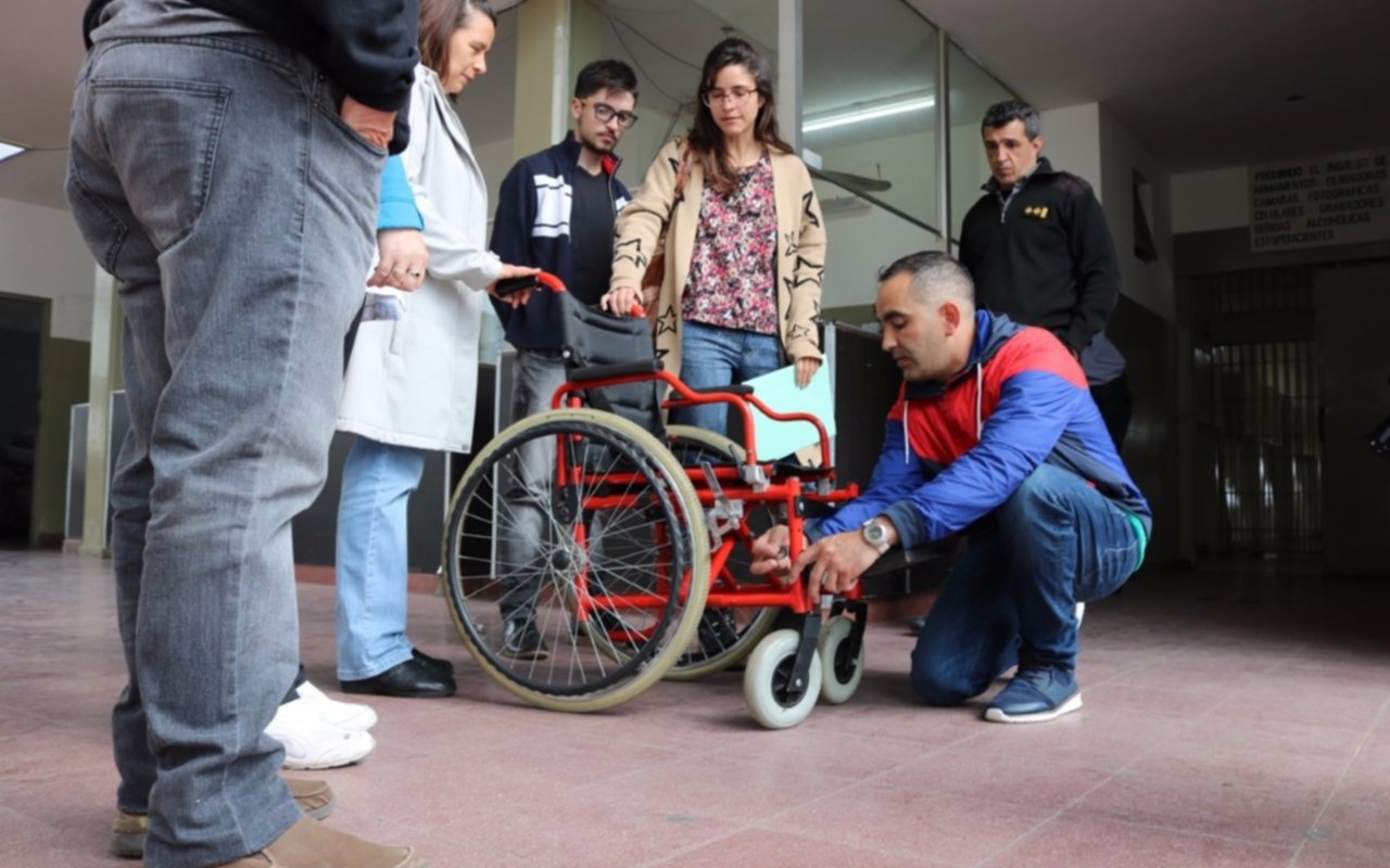 Internos de la cárcel de Batán construyeron una silla de ruedas para donar