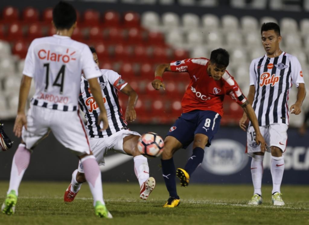 Al Rojo lo madrugaron en Asunción, y quedó un gol abajo en la serie que ahora se resolverá en Avellaneda