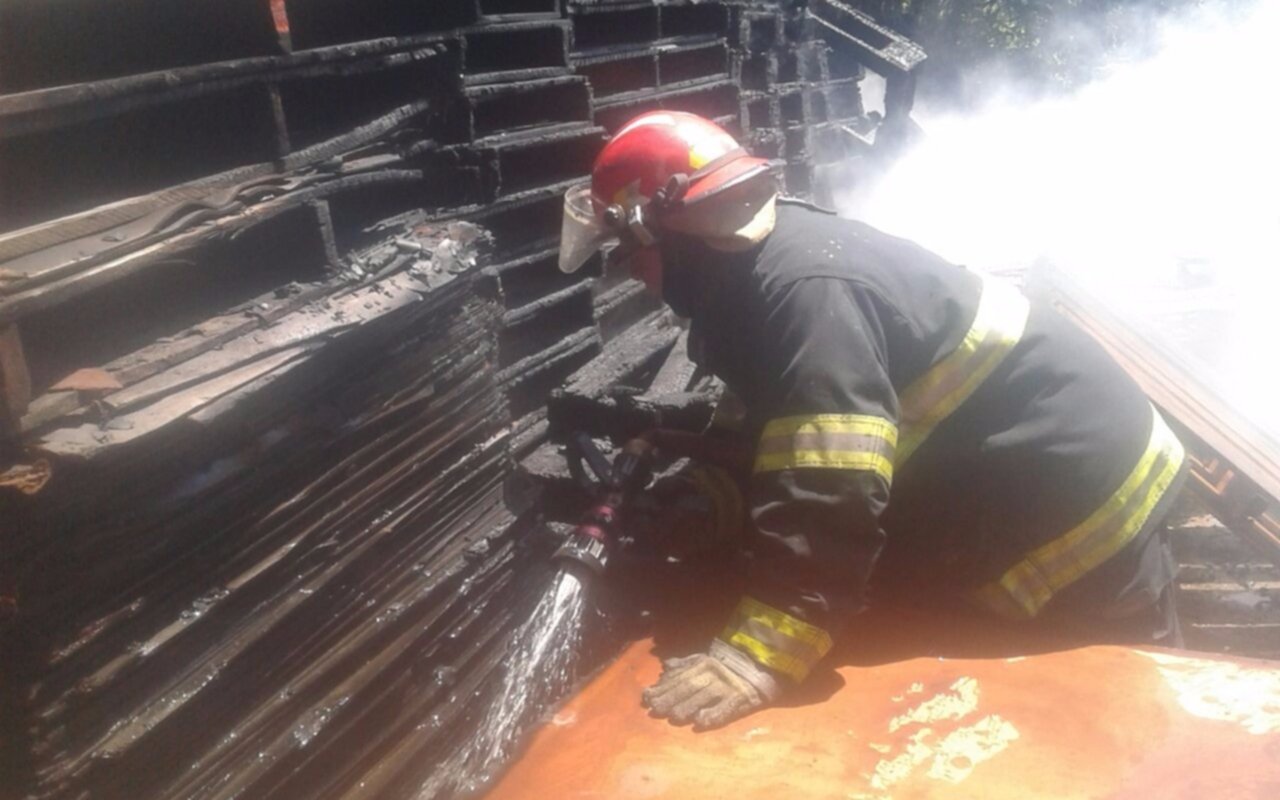 Voraz incendio en una distribuidora  de gaseosas en Berisso