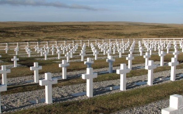 El Gobierno recibirá en Ginebra el informe de identificación de 121 tumbas en Malvinas