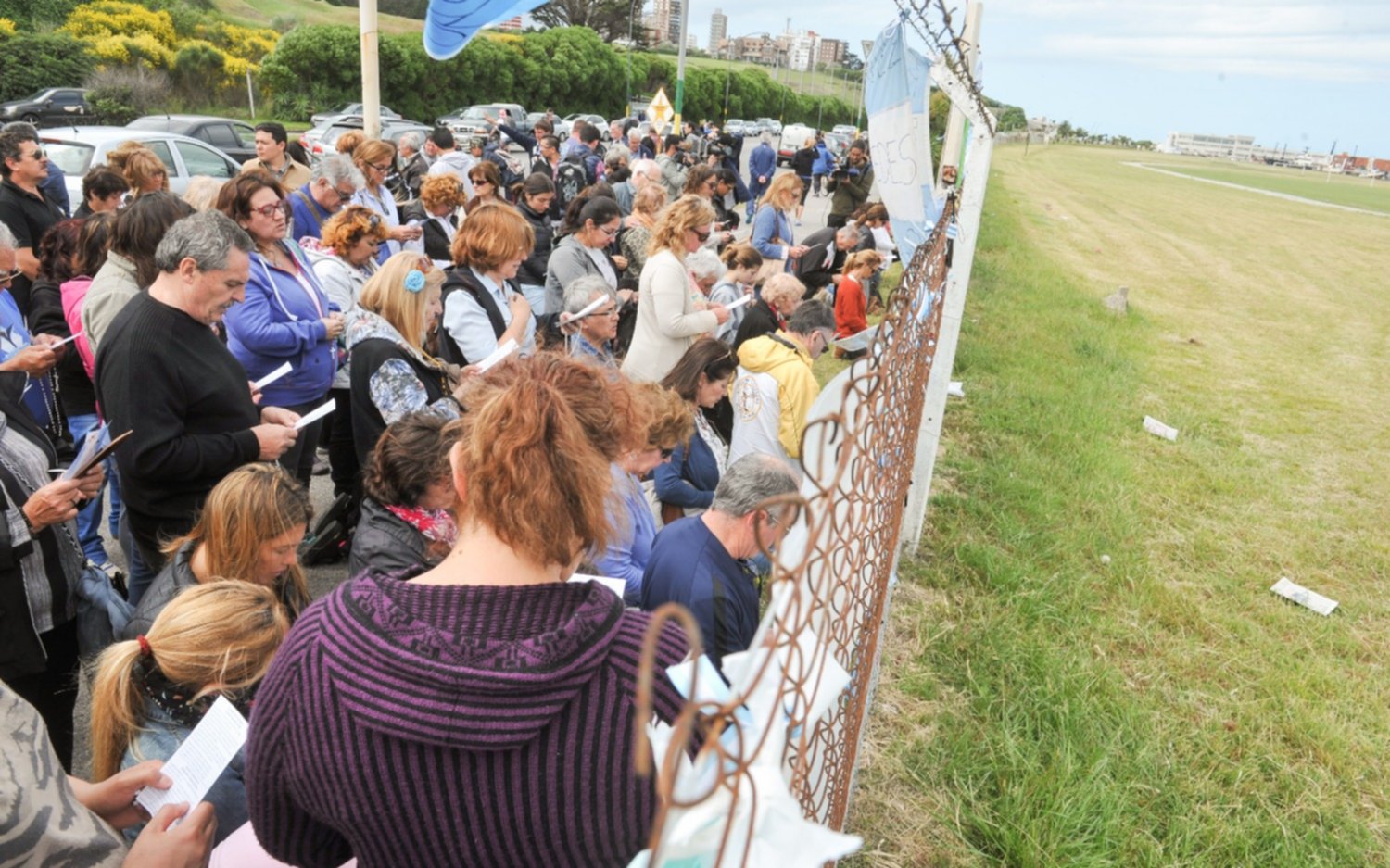 Las familias de los submarinistas rezan en la base naval de Mar del Plata