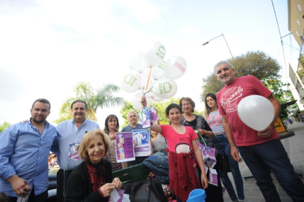 Con globos echaron a volar frases para celebrar el Día de la Palabra en la Ciudad