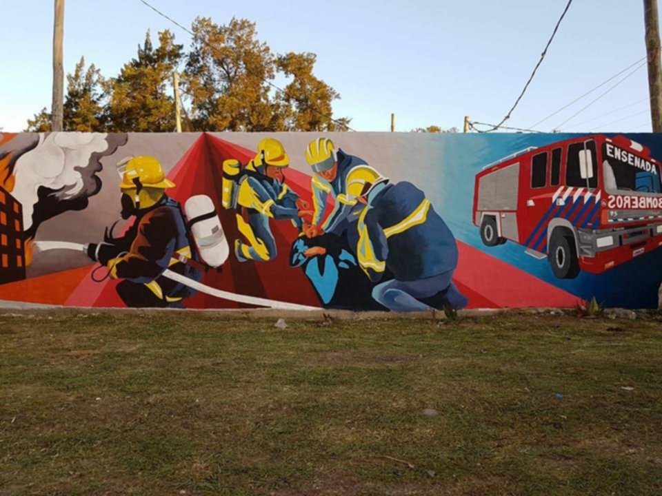 Un imponente mural le rinde homenaje a los bomberos voluntarios de Ensenada