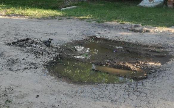Un tremendo bache que complica en Barrio Aeropuerto