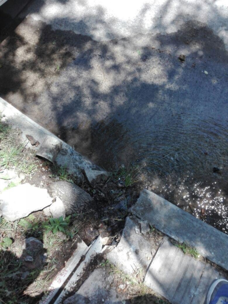 Otra caudalosa pérdida de agua, en diagonal 75 y 22