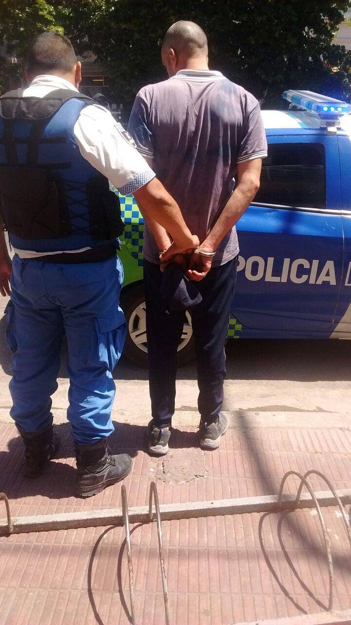 A la comisaría por golpear a una mujer en una vivienda de 82 y 20