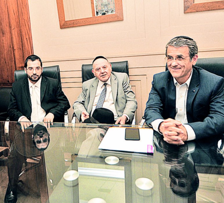 El presidente de la AMIA, Agustín Zbar, visitó EL DIA