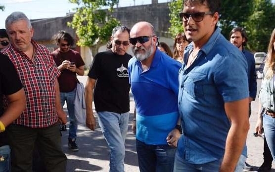Amigos, familiares y dirigentes políticos velaban los restos de Santiago Maldonado en 25 de Mayo   