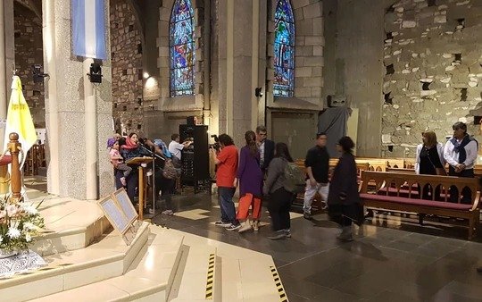 Protestas y daños en las inmediaciones de la Catedral y la sede de Parques Nacionales de Bariloche