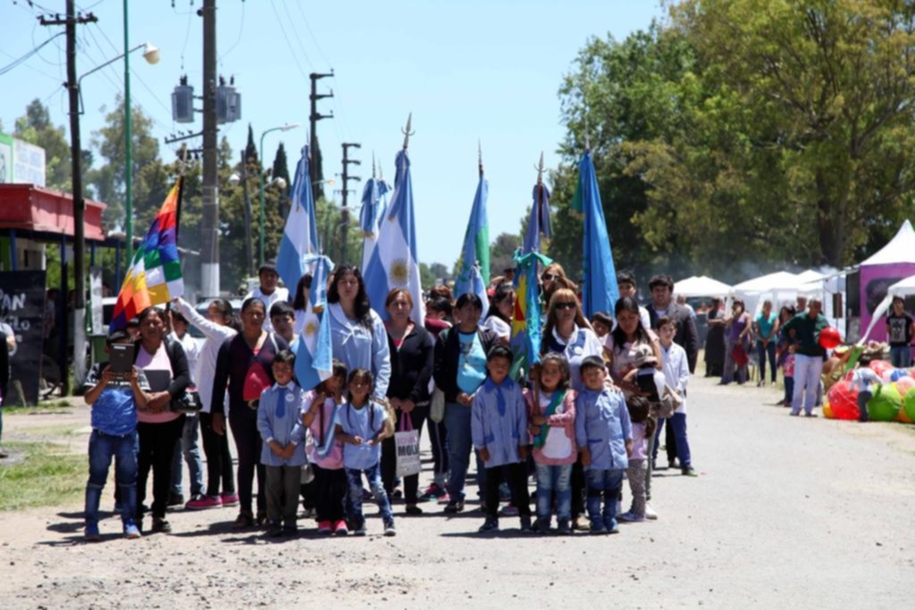 En El Peligro festejaron con todo los 143 años: desfile, música y bailes