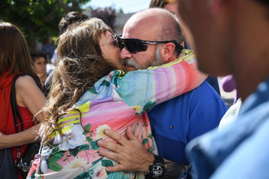 Dolor de familiares y amigos en el velatorio de Santiago Maldonado