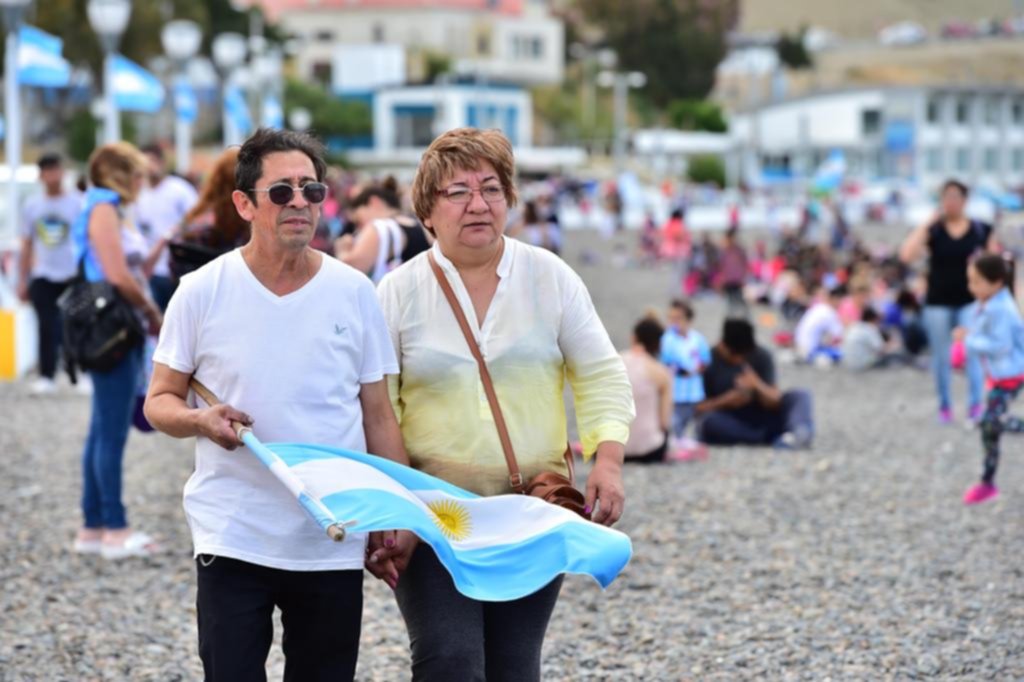 En Comodoro Rivadavia cientos de vecinos se juntaron para pedir por los tripulantes