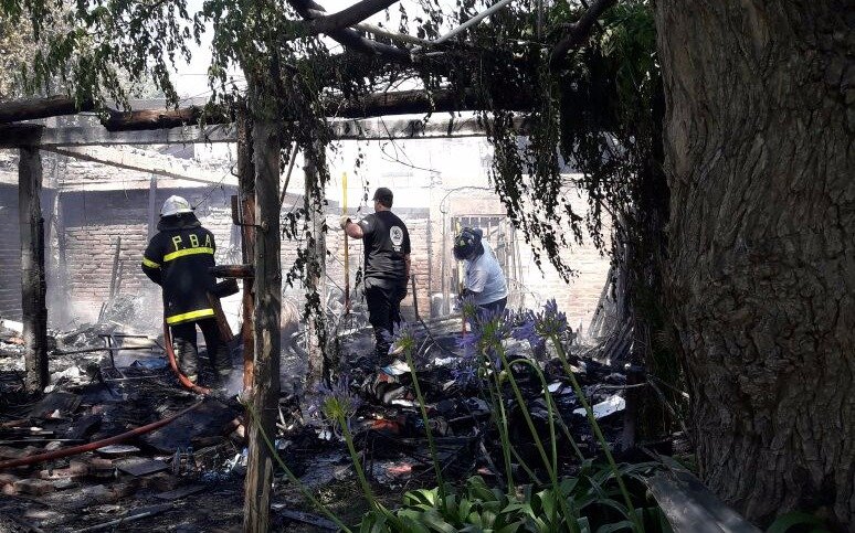 Una persona falleció tras un enorme incendio en Villa Elvira