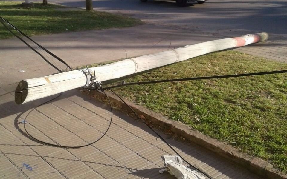 Preocupación por un poste caído en 31 y 62