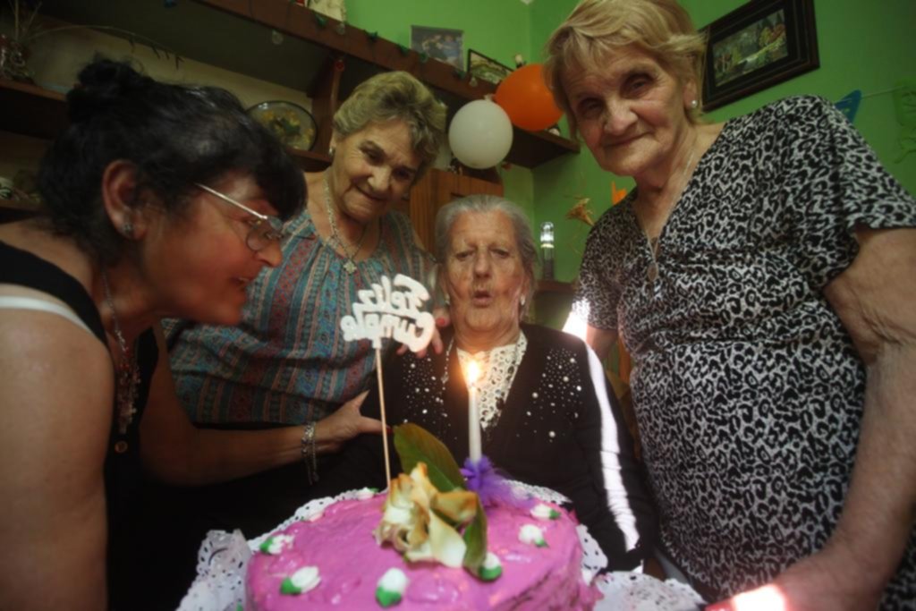 Una abuela del barrio El Dique tuvo su gran fiesta para celebrar los 102 años