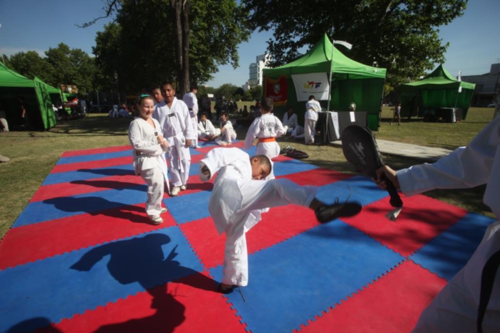 Una tarde de artes marciales en la plaza Islas Malvinas